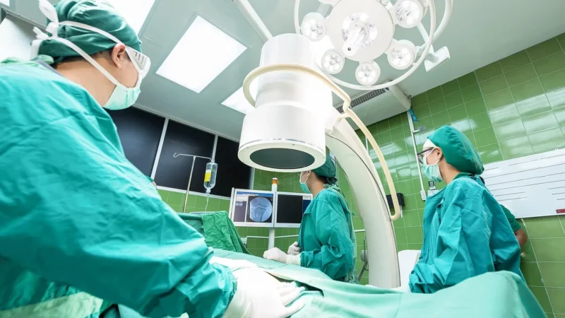 Skleroterapia i nowoczesne leczenie: żylaki, hemoroidy i torbiele odbytu